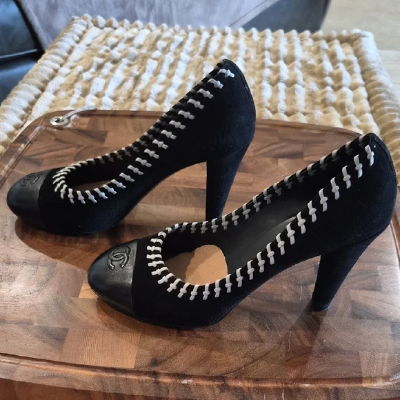 CHANEL Black and Gray Woven Trim Cap-Toe Heels - Picture 2 of 11